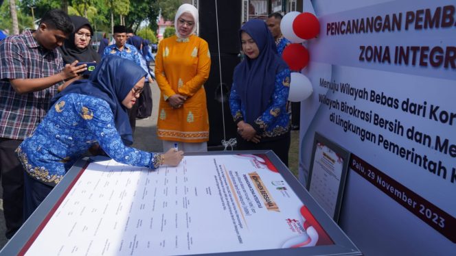 
					Sekretaris Daerah Kota Palu, Irmayanti Pettalolo, S.Sos., MM, bersama sejumlah pejabat lainnya termaksud Ketua TP-PKK Kota Palu, Hj. Diah Puspita, S.AP, dan pejabat lainnya. pada Rabu kemarin, (29/11/23). Photo: Humas Pemkot Palu