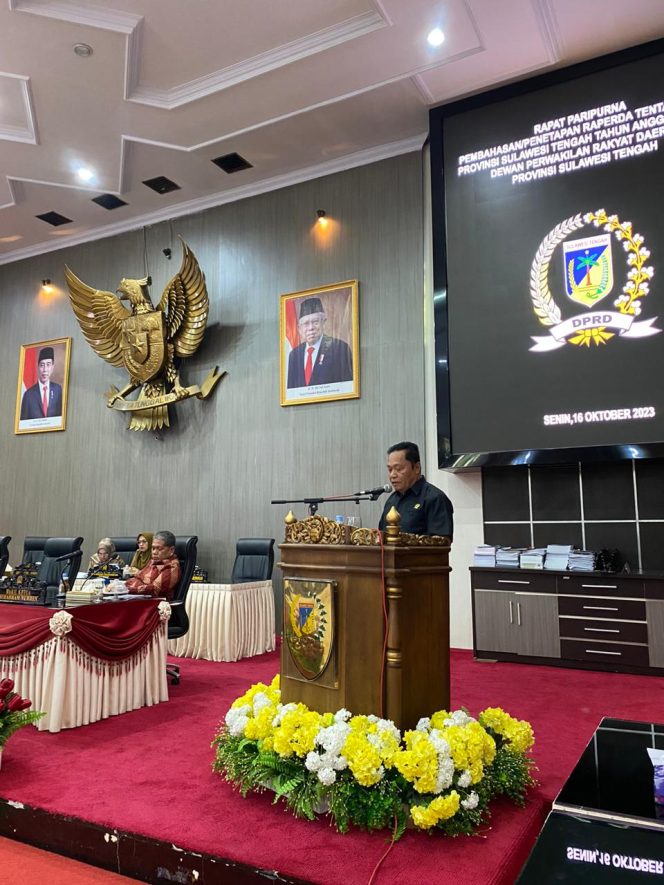 
					Alimuddin Paada saat membacakan pandangan fraksi Gerindra pada paripurna yang digelar Senin (16/10/2023). Foto : Humas DPRD Sulteng