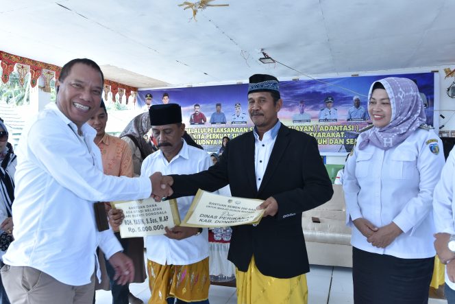 
					Kepala Dinas Perikanan Donggala, Ali Assegaf  memberikan bantuan berupa semen untuk pembangunan mesjid warga sekitar. Photo: netiz.id