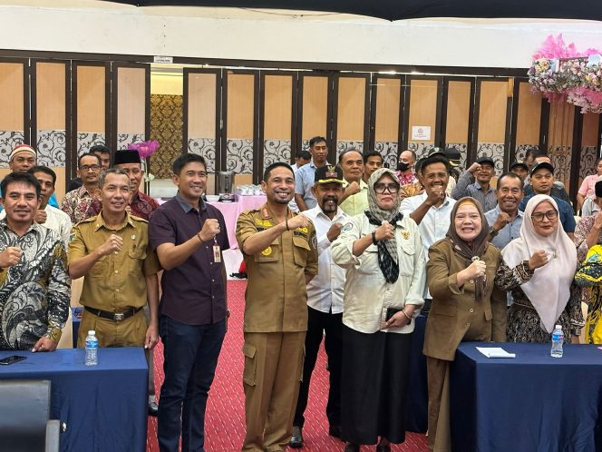 
					Suasana saat poto bersama Bupati Donggala, Moh Yasin dengan Kadis PMD, Fauziah serta para Kades di salah satu hotel di kota palu. Selasa kemarin (5/12/23)