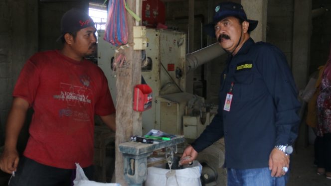 
					Kepala Dinas Peternakan dan kesehatan Hewan Kabupaten Donggala, Hari Soetjahyo saat mengunjungi mesin pengola pakan ternak. 