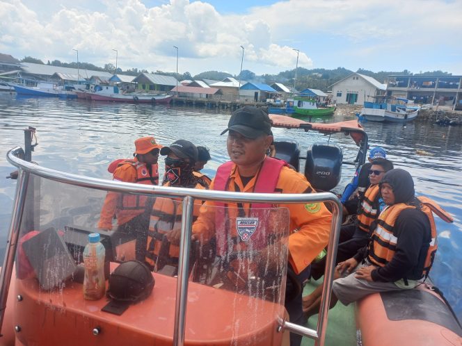
					Tim SAR Gabungan melakukan pencarian terhadap ABK Kapal Pajeko di Laut Balut. Photo: ist