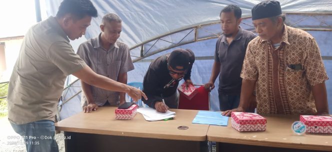 
					Proses penandatanganan Berita Acara saat setelah dilakukan musyawarah terkait Pilkades PAW Desa Loli Saluran. Sabtu (9/12/23). Photo: netiz.id