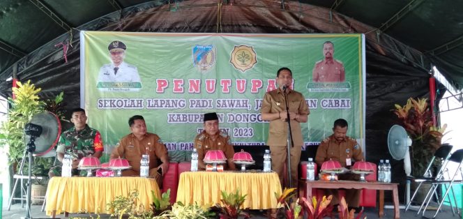 
					Bupati Donggala, Moh Yasin, saat menutup kegiatan Sekolah Lapang (SL) Padi Sawah, Jagung, dan Cabai yang diselenggarakan oleh Dinas Pertanian dan Hortikultura di Desa Alindau Kecamatan Sindue Tobata Kabupaten Donggala pada Senin kemarin (11/12/23). Photo: Kopya Merah.