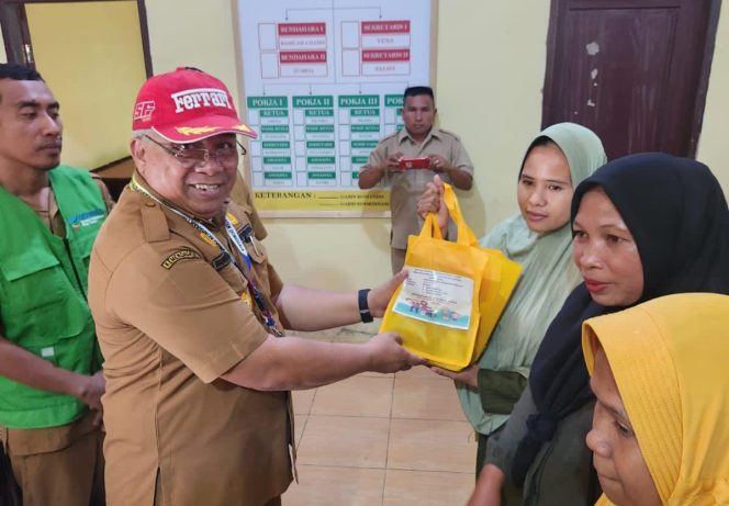 
					Kepala Dinas Ketahanan Pangan Kabupaten Donggala, Muhammad Fahri secara simbolis menyerahkan paket kepada warga di Desa Malei Kecamatan Balaesang Tanjung. Selasa kemarin (12/12/23). 