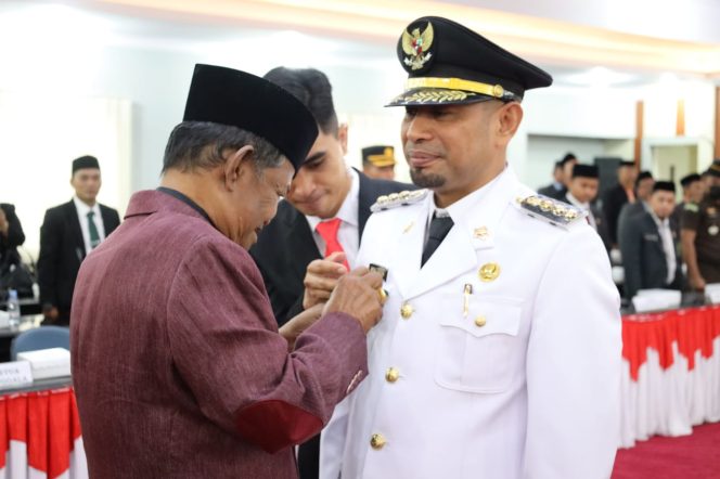 
					Saat Gubernur Sulteng, Rusdi Mastura Memasang atribut Bupati Donggala pada Moh Yasin di ruang Polibu Kantor Gubernur Sulawesi Tengah. Photo: netiz.id