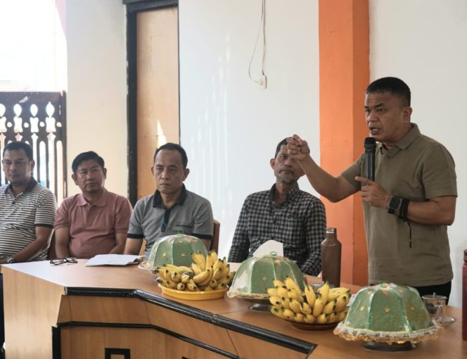 
					Wali Kota Palu, Hadianto Rasyid saat memberikan arahan dihadapan warga di kantor kelurahan Lolu Utara. Sabtu (16/12/23). Photo: Humas Pemkot Palu