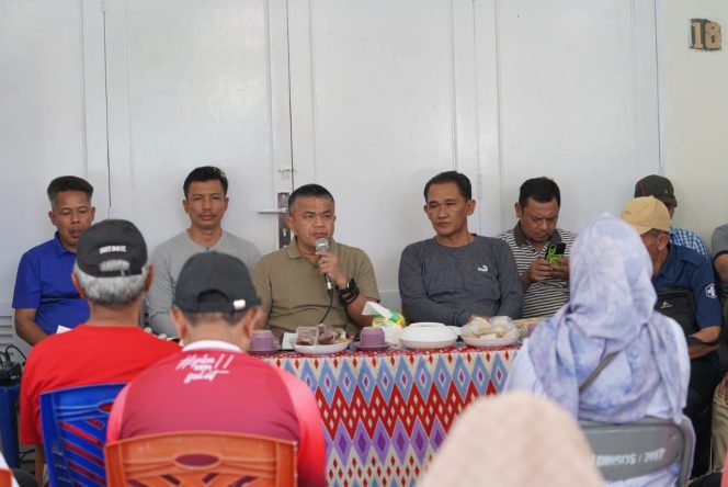 
					Wali kota palu, Hadianto Rasyid didampingi pimpinan OPD lingku Pemkot Palu pada pertemuan di kelurahan Besusu Tengah. Sabtu kemarin (16/12/23). Photo: Humas Pemkot Palu.