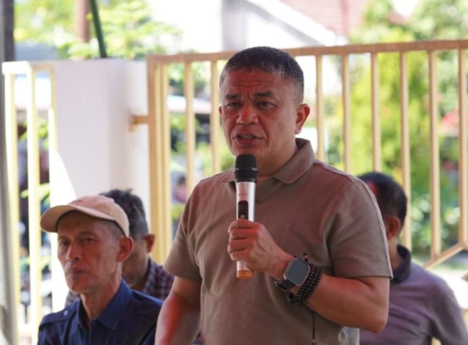 
					Wali Kota Palu, Hadianto Rasyid saat memberikan arahan di depan warga kelurahan Lolu Selatan pada sabtu kemarin (16/12/23). Photo: Humas Pemkot Palu.