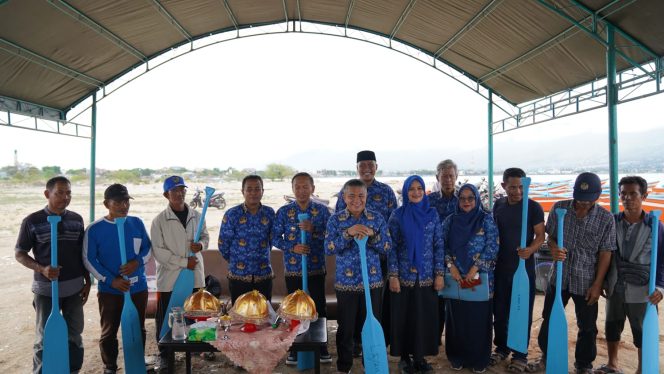 
					Wali Kota Palu, Hadianto Rasyid secara simbolis menyerahkan bantuan kepada nelayan. Photo: Humas Pemkot Palu.