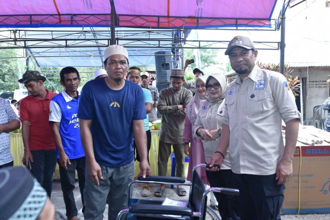 
					Bupati Donggala, Moh Yasin secara seremonial menyerahkan Kursi Roda kepada perwakilan penerima penyandang disabilitas di kecamatan Sojol Utara. Minggu kemarin (31/12/23). Photo: netiz.id