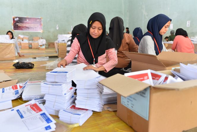 
					Suasana Pelipatan Surat Suara oleh Tim KPUD Donggala. Photo: netiz.id