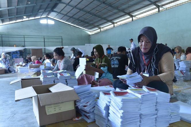 
					KPUD Donggala Tuntaskan Pelipatan 2 Jenis Surat Suara