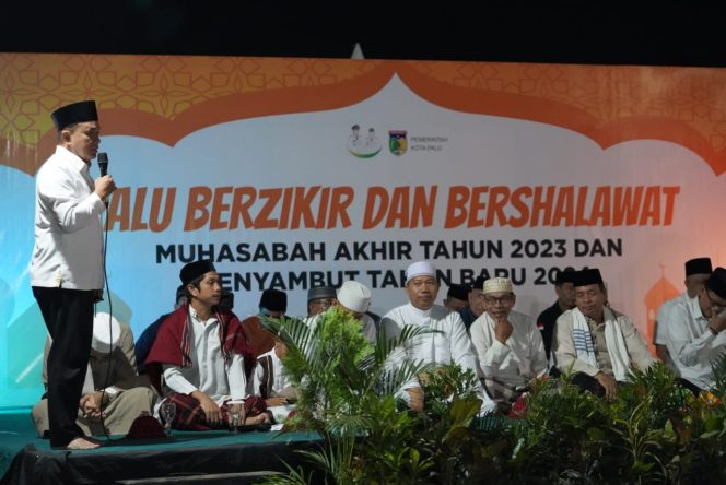 
					Suasana saat Wali Kota Palu, Hadianto Rasyid memberikan sambutan pada kegiatan 'Palu Berdzikir dan Bershalawat' di Halaman Kantor Wali Kota Palu. Minggu (31/12/23). Photo: Humas Pemkot Palu.