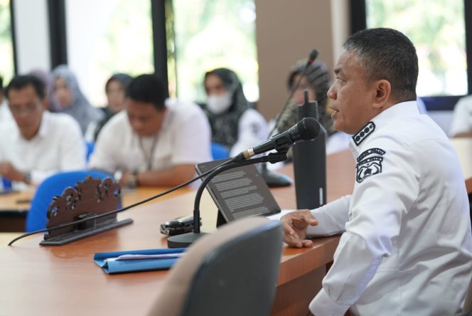 
					Wali Kota Palu, H. Hadianto Rasyid, memimpin pertemuan strategis di Ruang Bantaya pada Rabu (3/01/23). Photo: Humas Pemkot Palu.