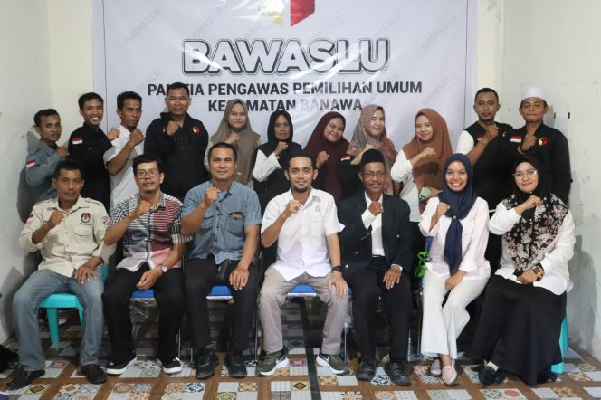 
					Ketua Bawaslu Donggala, Abdul Salim, beserta Kasubag SDM Gufran dan jajaran pengawas Pemilu Kecamatan Banawa Pada Rabu (3/01/24). Photo: TIM