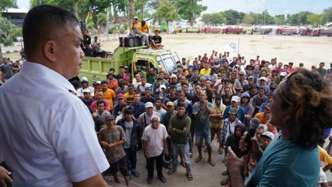 
					Wali Kota Palu, Hadianto Rasyid terima aksi damai PDTP Sulawesi Tengah di halaman kantor Wali Kota Palu pada senin kemarin (8/01/24). Photo: Humas Pemkot Palu.