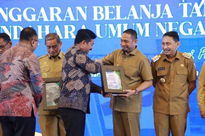 
					Bupati Donggala, Moh Yasin menerima secara simbolis dokumen dari Menteri Agraria dan Tata Ruang Republik Indonesia, Hadi Tjahjanto. Photo: ist