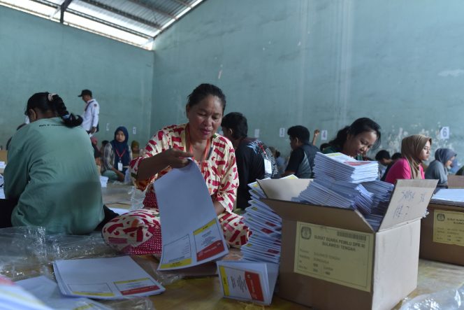 
					Suasana pelipatan surat suara di gudang sewa KPUD Donggala. Photo: netiz.id