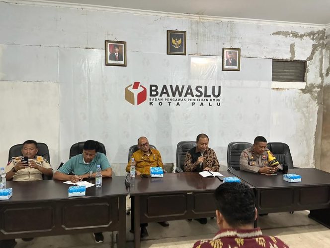 
					Ketua Bawaslu Kota Palu, Agussalim Wahid, menyampaikan imbauan tersebut pada Rapat Koordinasi (Rakor) Jadwal Kampanye Penertiban APK dan Bahan Kampanye (BK) di Ruang Rapat Kantor Bawaslu Kota Palu pada Kamis (11/1/24). Photo: ist