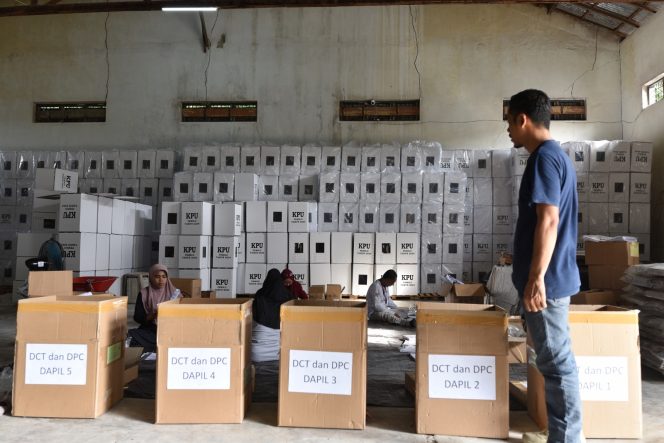 
					Ketua KPUD Donggala, M Unggul saat mengawasi penyortiran surat suara di gudang penyimpanan logistik KPUD Donggala. Photo: netiz.id