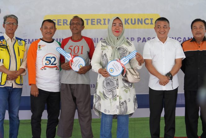 
					Secara simbolis Wali Kota Palu. Hadianto Rasyid ke warga kelurahan Lere pada Sabtu kemarin (13/01/24). Photo: Humas Pemkot Palu