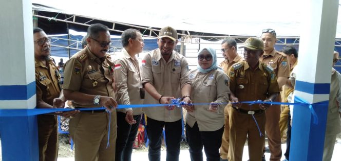 
					Suasana saat Bupati Donggala, Moh Yasin di dampingi ketua TP PKK Donggala dan Pimpinan OPD secara simbolis menggunting pita tanda diresmikannya TPI di Desa Lero Tatari pada Selasa (16/01/24). Photo: Kopya Merah