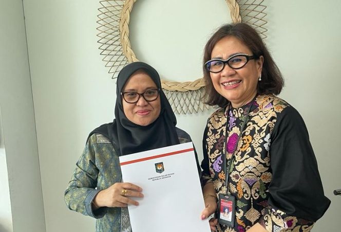 
					Sekretaris Daerah Kota Palu, Irmayanti Pettalolo secara simbolis menerima hasil evaluasi oleh Plh. Direktur EKPKD Dirjen Otda Kemendagri, Dra. Imelda, M.AP. Photo: Humas Pemkot Palu