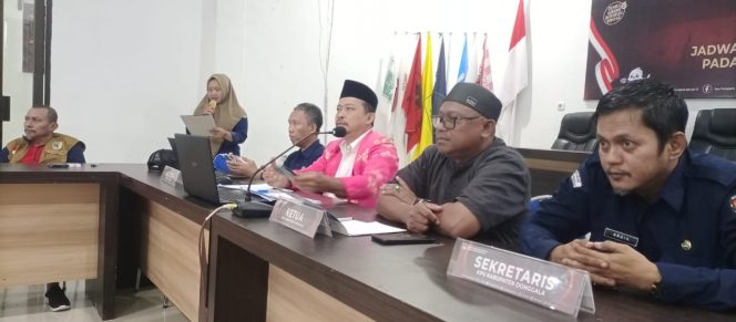 
					Anggota KPUD, Mahfud Kambay,  saat memimpin rapat bersama Parpol dan Forkompindah pada Sabtu kemarin (20/01/24) di Ruang rapat KPUD Donggala. Photo: TIM