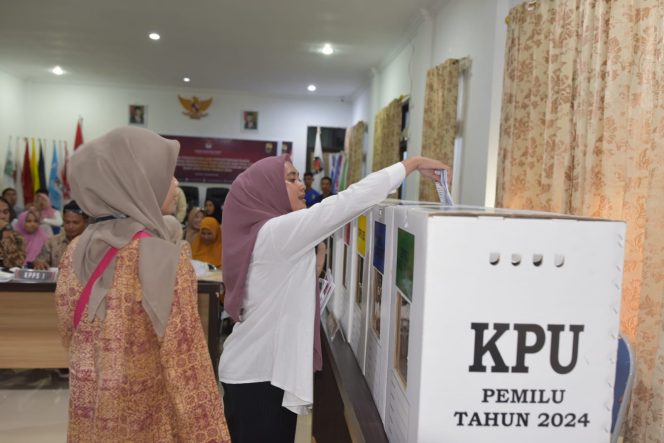 
					Suasana Simulasi Pemungutan Surat Suara digelar di ruang pertemuan KPUD Donggala pada Selasa (30/01/24). Photo: netiz.id (AKib)
