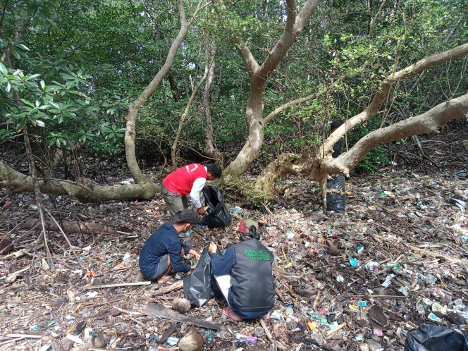 
					KTH Gonenggati Jaya, Pokdarwis, dan Siswa SMK 2 Donggala Bersihkan Wisata Mangrove dari Sampah
