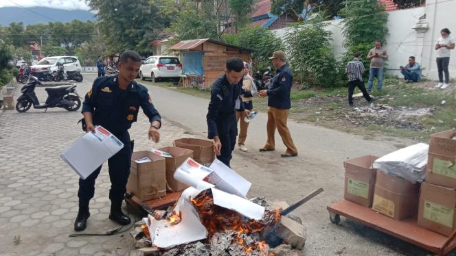 
					Suasana Pemusnahan Surat Suara rusak dan kelebihan. Photo: ist