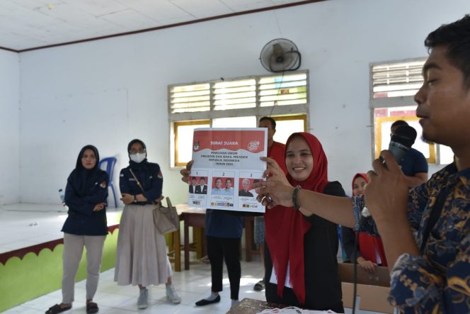 
					Suasana saat KPPS TPS 03 Kelurahan Gunung Bale melakukan perhitungan suara capres dan cawapres. Photo: netiz.id