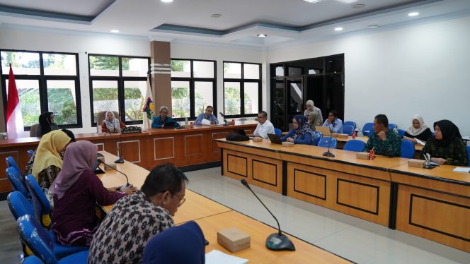 
					dr. Reny A. Lamadjido, memimpin pertemuan strategis dengan Tim Pengendalian Inflasi Daerah (TPID) dan pihak terkait di Kantor Wali Kota Palu pada Kamis, (22/02/24).Photo: humas pemkot palu