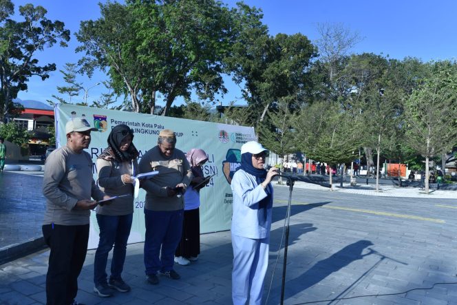 
					Sekretaris Daerah Kota Palu, Irmayanti Pettalolo saat memberikan sambutan dihadapan para pejabat lingkup kota palu pada kegiatan lomba ranking 1 di taman bundaran nasional pada sabtu (24/02/24).Photo: netiz.id