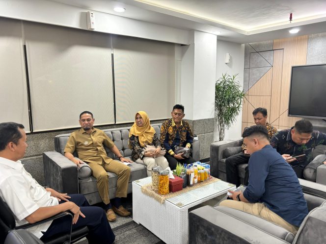 
					Bupati Donggala, Moh Yasin, bersama Kepala Dinas Perhubungan (Dishub) Kabupaten Donggala, Happy Noor Handayani dan stafnya, mengunjungi Kementerian Perhubungan pada Senin, (11/01/24),  Photo: ist