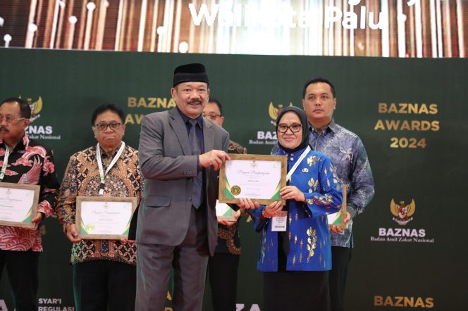 
					Kamis kemarin (29/02/24), di Jakarta, dan piagam penghargaan diserahkan oleh Ketua Baznas RI, Prof. Dr. KH. Noor Achmad, MA, kepada Sekretaris Daerah Kota Palu, Irmayanti Pettalolo, S.Sos.,MM, yang mewakili Wali Kota. photo: Humas Pemkot Palu