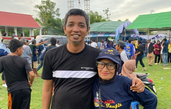
					saat Moh Taufik photo bareng bersama warga desa Toaya Kecamatan Sindue saat kegiatan kampanye. Photo: TIM