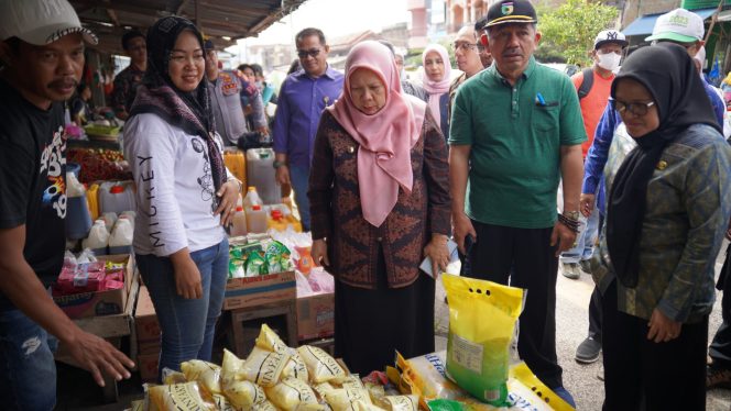 
					Wakil Wali Kota Palu, Reny Lamadjido didampingi Sekot, Irmayanti serta pimpinan OPD Pemkot Palu saat melakukan Sidak di pasar inpres jelang ramadhan pada Jum'at (08/03/24). photo: TIM