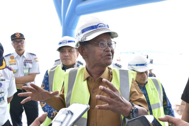 
					Suasana saat Gubernur Sulteng, Rusdi Mastura didampingi Pj Bupati Donggala, Moh Rifani dan Pimpinan OPD baik dari Pemprov Sulteng dan Pemkab Donggala di kelurahan Kabonga Kecil Kecamatan Banawa. Photo: netiz.id