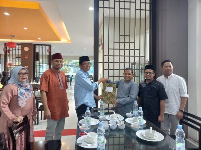 
					Pertemuan antara petinggi DPCGerindra yakni Moh Yasin, Asis Rauf dan Fany Sirey Mowar dan Syarif serta Petinggi PKS Donggala. Abd Rasyid, Syariful di salah satu resto di Kota Palu pada Selasa (19/03/24). Photo: tim