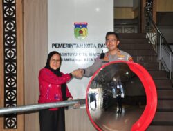 Dua Unit Traffic Mirror Diberikan kepada Polresta Palu