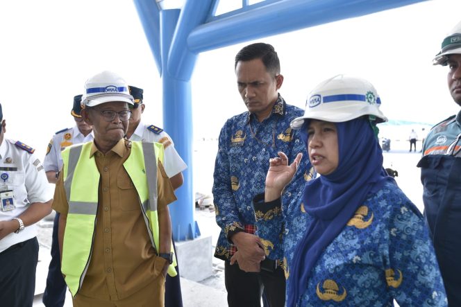 
					Kepala Dinas Perhubungan Donggala, Happy Handayani Noor saat membersamai Gubernur Sulteng dan Pj Bupati Donggala melakukan tinjauan progres pembangunan pelabuhan baru. Photo: netiz.id