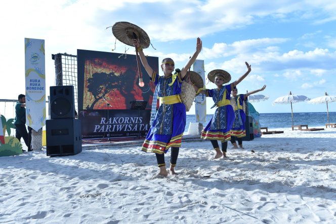 
					Rakornis Pariwisata di gelar di pantai kura-kura Donggala. Photo: netiz.id