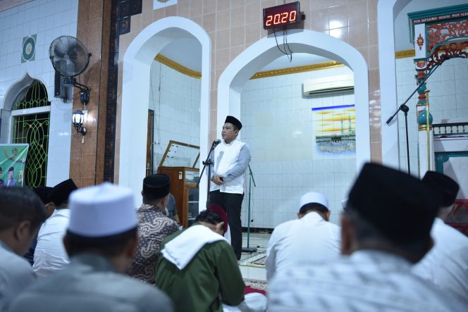 
					Pj Bupati Donggala, Moh Rifani menyampaikan sambutan di Mesjid Raya Donggala pada Sabtu malam (23/03/24). Photo: netiz.id