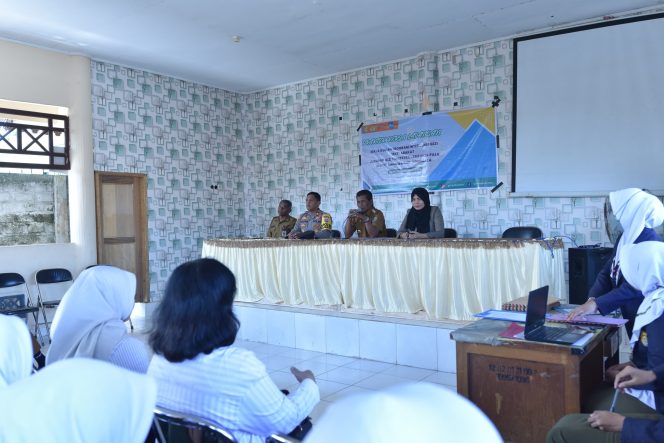 
					Kegiatan berlangsung di Gedung pertemuan Kantor Camat Banawa pada Senin (25/03/24) juga dihadiri penanggungjawab kegiatan Elvyrah Faisal, SKM., MPH, Kapolsek Banawa dan Para Lurah. Photo: netiz.id 