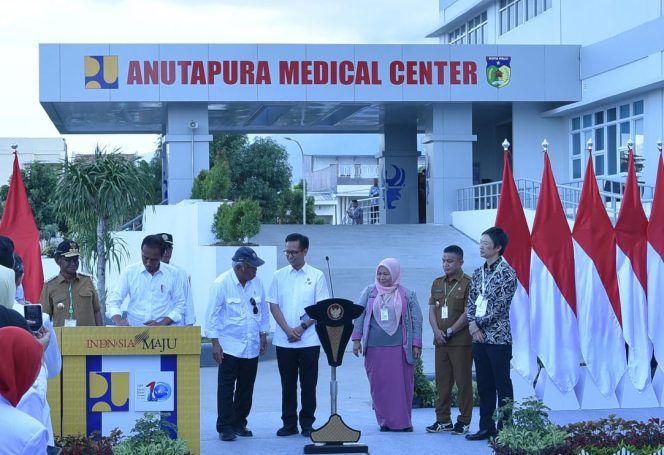 
					Presiden Joko Widodo (Jokowi) meresmikan Gedung Anutapura Medical Center (AMC) pada hari Selasa, (26/03/24) didampingi Menteri PUPR Basuki Hadimuljono, Menteri Kesehatan Budi Gunadi Sadikin, Menteri Pertanian Andi Amran Sulaiman, Gubernur Sulawesi Tengah H. Rusdy Mastura, dan Wali Kota Palu Hadianto Rasyid.. Photo: netiz.id