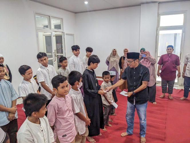 
					Suasana pemberian santunan kepada anak panti asuhan oleh jajaran komisioner KPU Kota Palu. Photo: ist