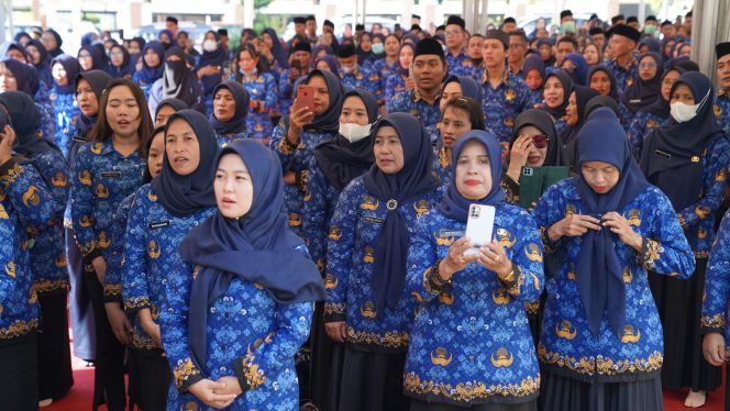 
					Suasana saat para PPPK terima SK dari wali Kota Palu, Hadianto Rasyid di Rujab Wali Kota Palu pada Senin kemarin (01/04/24). Photo: Humas Pemkot Palu.