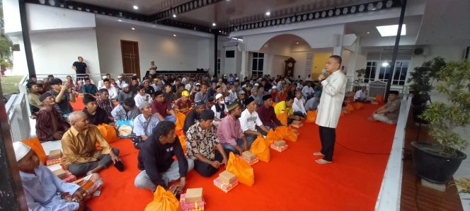 
					Wali Kota Palu, Hadianto Rasyid saat buka bersama dengan para Padat Karya di Rujab Wali Kota Palu pada Sabtu (06/04/24). photo: Humas Pemkot Palu